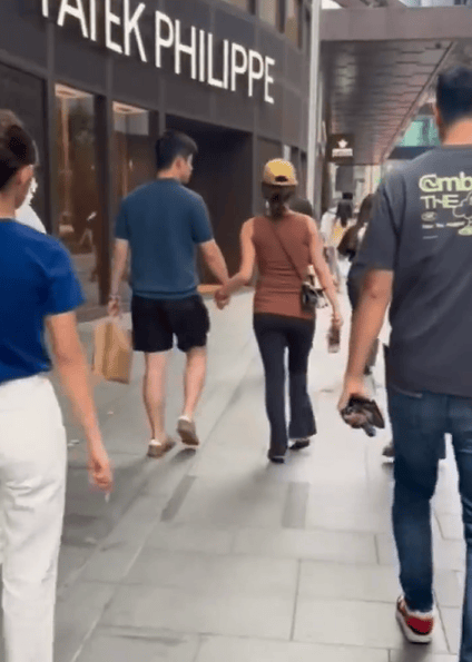 杨采钰挺孕肚出街 手挽男子举止亲密配资炒股官方网