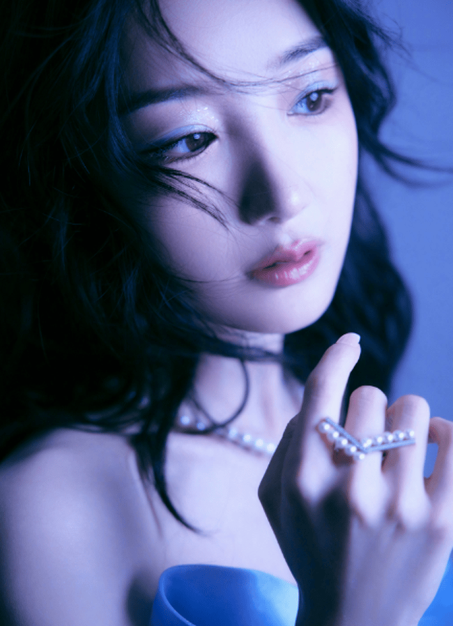 毛晓彤一袭蓝裙化身美人鱼 身姿窈窕体态优雅