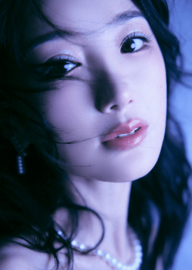 毛晓彤一袭蓝裙化身美人鱼 身姿窈窕体态优雅